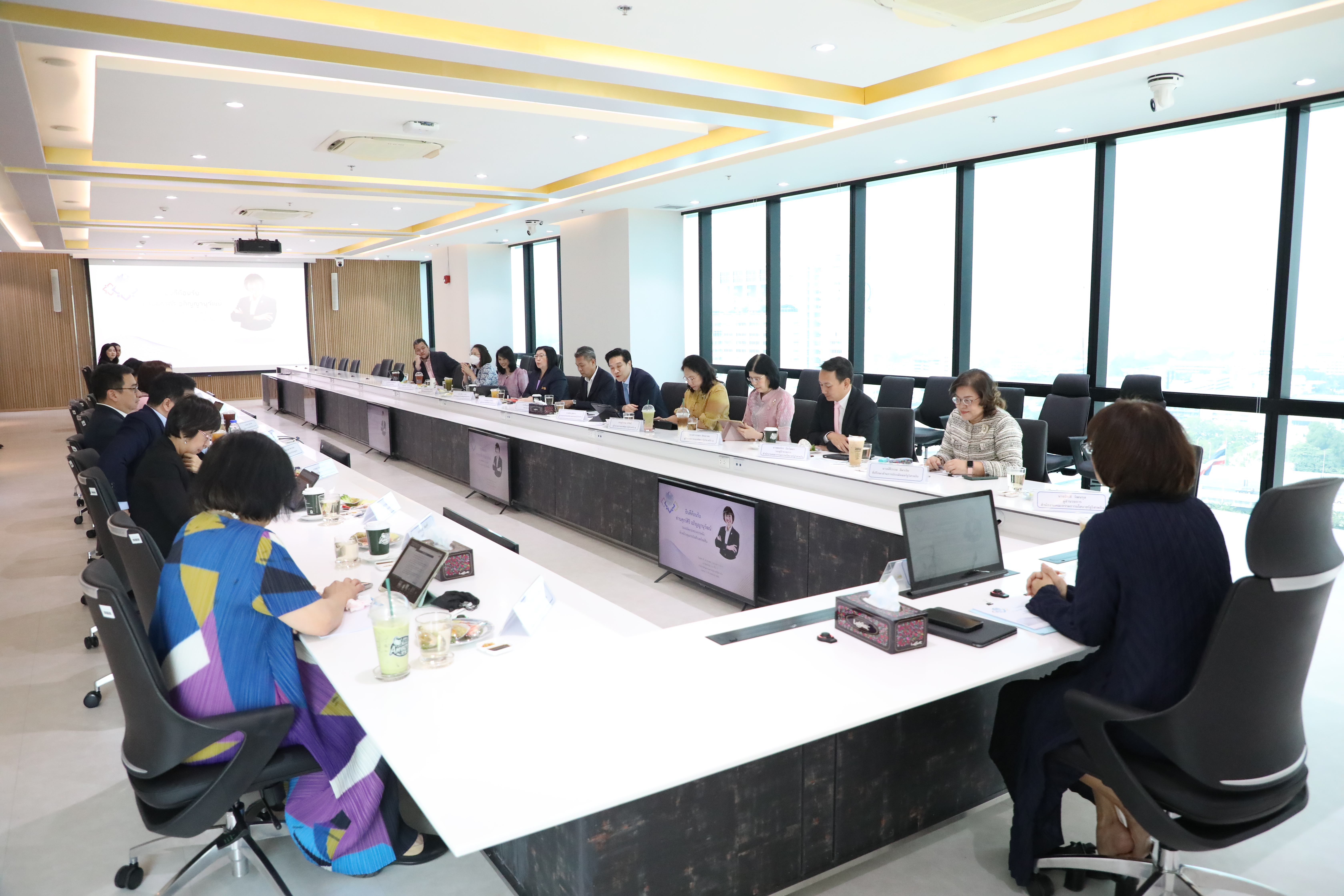 นางสาวศุกร์ศิริ อภิญญานุวัฒน์ รองปลัดกระทรวงการคลัง หัวหน้ากลุ่มภารกิจด้านทรัพย์สิน เข้าตรวจเยี่ยมพร้อมมอบนโยบายการปฏิบัติงานให้กับสำนักงานคณะกรรมการนโยบายรัฐวิสาหกิจ