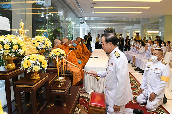 สคร. ร่วมพิธีทำบุญตักบาตรและวางพานพุ่มถวายเครื่องสักการะเนื่องในโอกาสวันคล้ายวันพระบรมราชสมภพ พระบาทสมเด็จพระบรมชนกาธิเบศร มหาภูมิพลอดุลยเดชมหาราช บรมนาถบพิตร