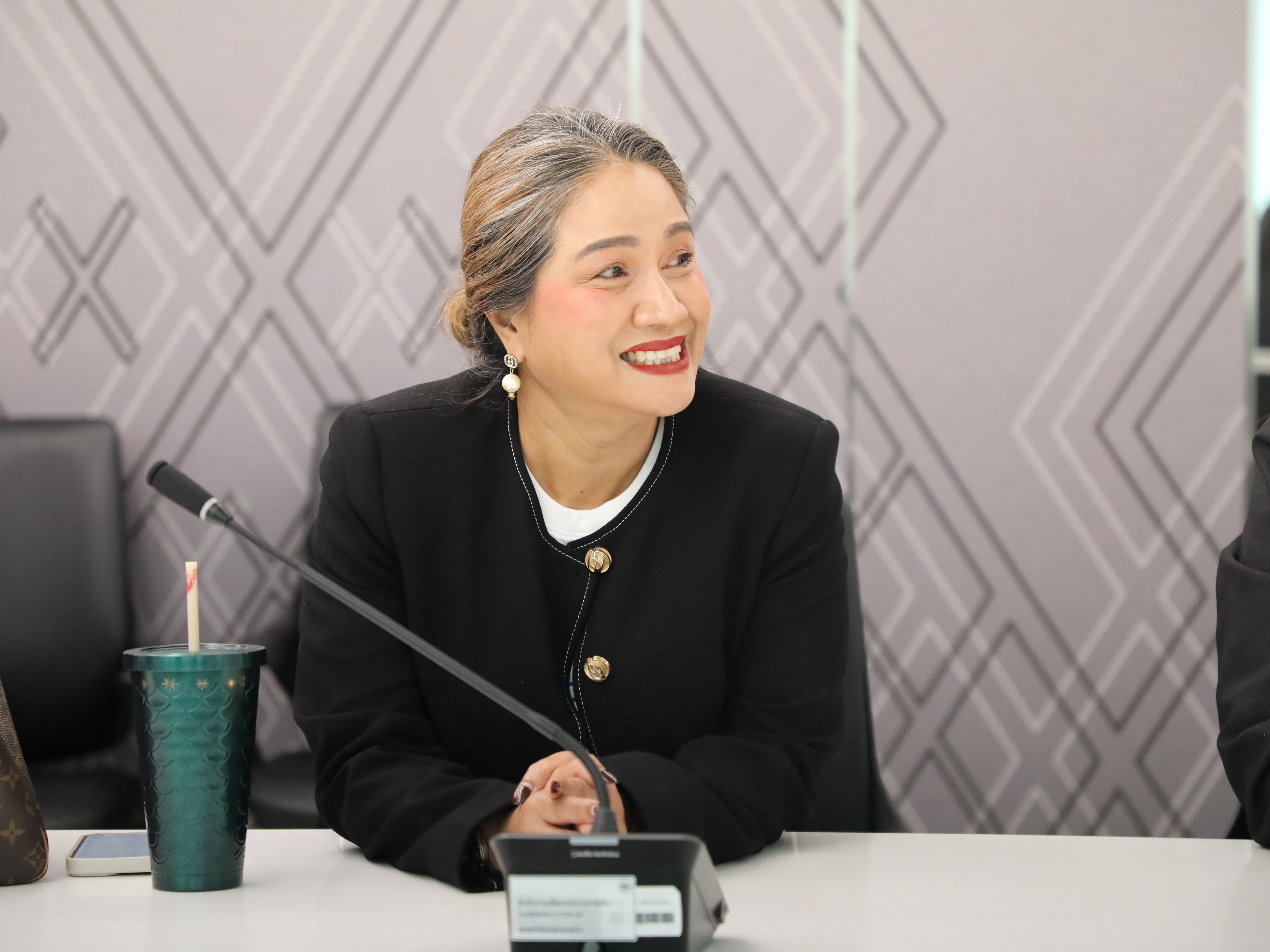 นายธิบดี วัฒนกุล ผู้อำนวยการสำนักงานคณะกรรมการนโยบายรัฐวิสาหกิจ เป็นประธานการหารือ เรื่อง โครงการคัดเลือกสุดยอดซีอีโอ ประจำปี 2569 โดยมีนายกสมาคมผู้สื่อข่าวเศรษฐกิจ พร้อมคณะกรรมการเข้าร่วมการหารือ