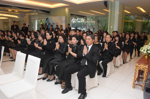 สคร. ร่วมทำบุญตักบาตรเพื่อถวายพระราชกุศลครบรอบ 1 ปี วันสวรรคต พระบาทสมเด็จพระปรมินทรมหาภูมิพลอดุลยเดช บรมนาถบพิตร