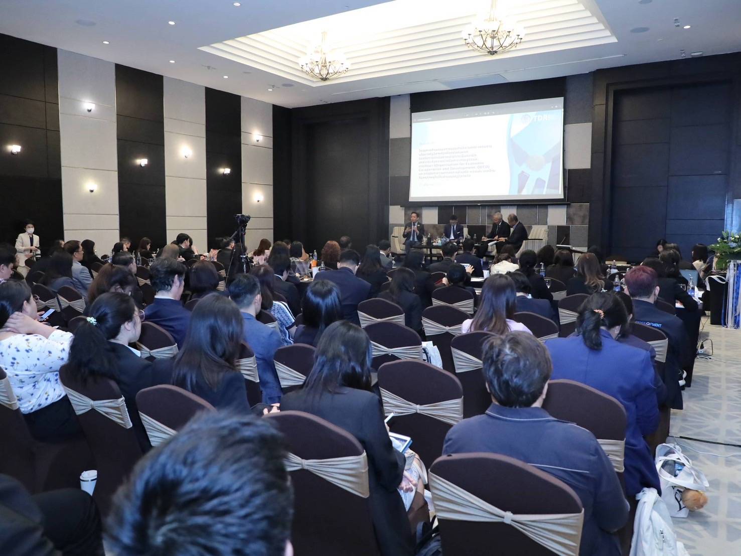 สำนักงานคณะกรรมการนโยบายรัฐวิสาหกิจ จัดงานสัมมนาโครงการศึกษาแนวทางเพื่อสนับสนุนและรองรับการดำเนินการ เข้าสู่การเป็นสมาชิกองค์การเพื่อความร่วมมือทางเศรษฐกิจและการพัฒนา และการจัดทำความตกลงการค้าเสรี ระหว่างประเทศไทย กับสหภาพยุโรปในส่วนของรัฐวิสาหกิจ