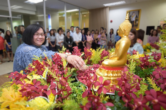 สคร. สรงน้ำพระพุทธรูปประจำ สคร. เนื่องในวันสงกรานต์