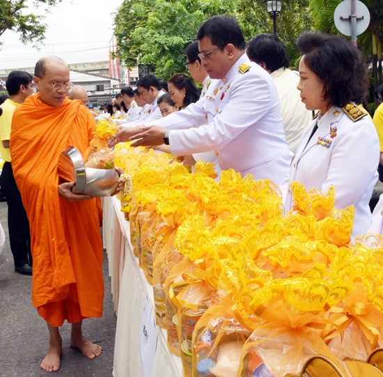 สคร.เข้าร่วมถวายภัตตาหารเช้าแด่พระสงฆ์เพื่อถวายเป็นพระราชกุศลเนื่องในวันเฉลิมพระชนมพรรษา สมเด็จพระเจ้าอยู่หัว 66 พรรษา 