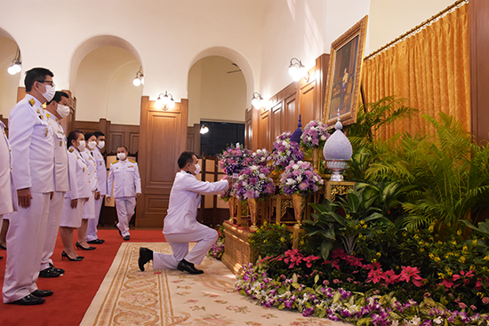 สคร. ร่วมถวายแจกันดอกไม้และลงนามถวายพระพรสมเด็จพระกนิษฐาธิราชเจ้า กรมสมเด็จพระเทพรัตนราชสุดาฯ สยามบรมราชกุมาร