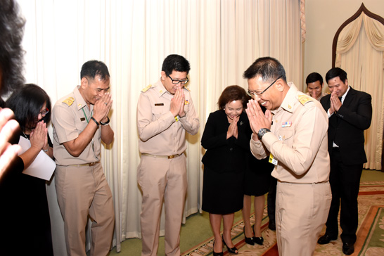 นายเอกนิติ นิติทัณฑ์ประภาศ ผู้อำนวยการสำนักงานคณะกรรมการนโยบายรัฐวิสาหกิจ (สคร.) พร้อมผู้บริหารระดับสูง ผู้บริหาร และบุคลากร สคร. ร่วมอวยพรปีใหม่ 2560 แด่อารีพงศ์ ภู่ชอุ่ม ปลัดกระทรวงพลังงาน