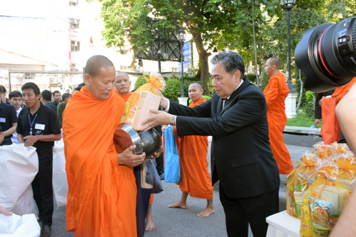 สคร. ร่วมพิธีทำบุญตักบาตรเพื่อถวายเป็นพระราชกุศลแด่ ร.9