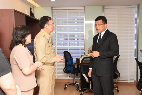 นายภูมิศักดิ์ อรัญญาเกษมสุข ที่ปรึกษาด้านการประเมินผลรัฐวิสาหกิจ (สคร.)  พร้อมผู้บริหาร และบุคลากร สคร. ร่วมอวยพรปีใหม่ 2560 แด่นายประภาศ คงเอียด รองปลัดกระทรวงการคลัง