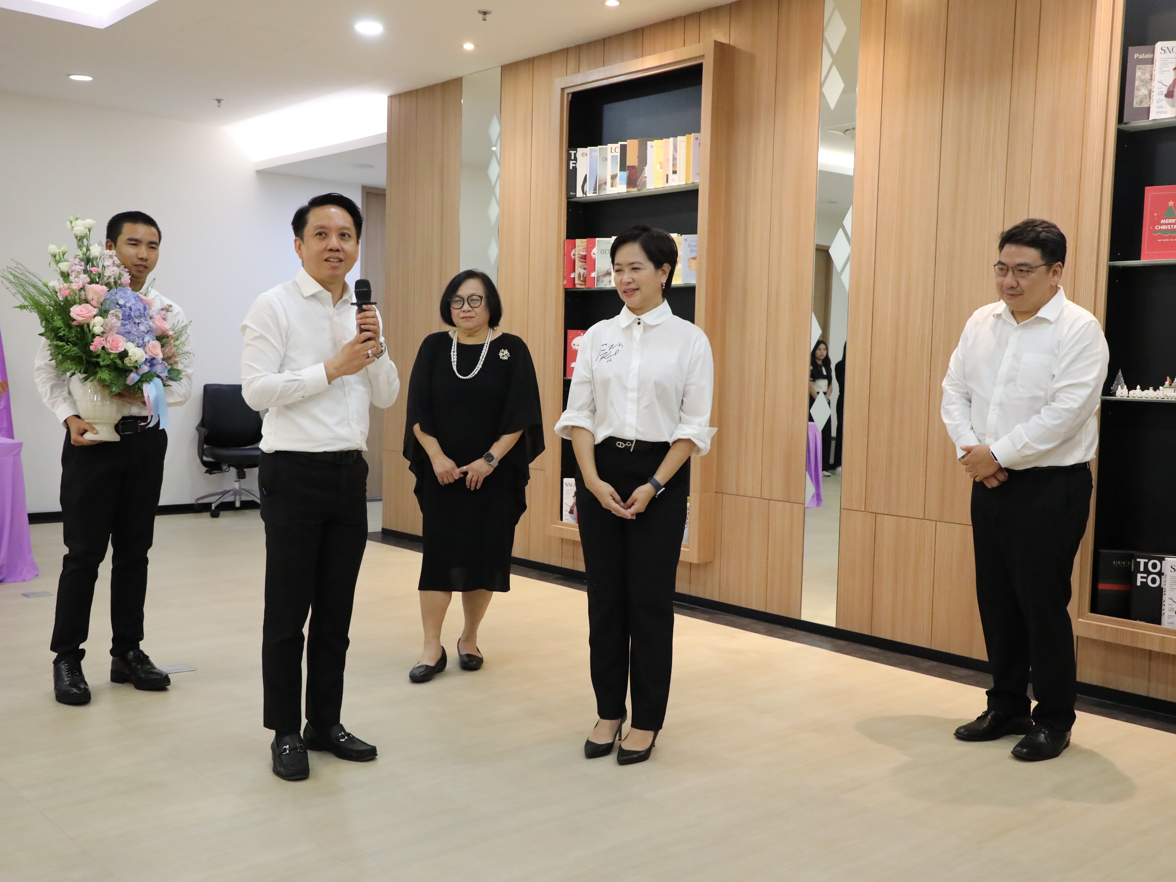 สำนักงานคณะกรรมการนโยบายรัฐวิสาหกิจ ร่วมแสดงความยินดีเนื่องในโอกาสนางวชิรญา เพิ่มภูศรี ได้รับการแต่งตั้งให้ดำรงตำแหน่ง ที่ปรึกษาด้านการประเมินผลรัฐวิสาหกิจ
