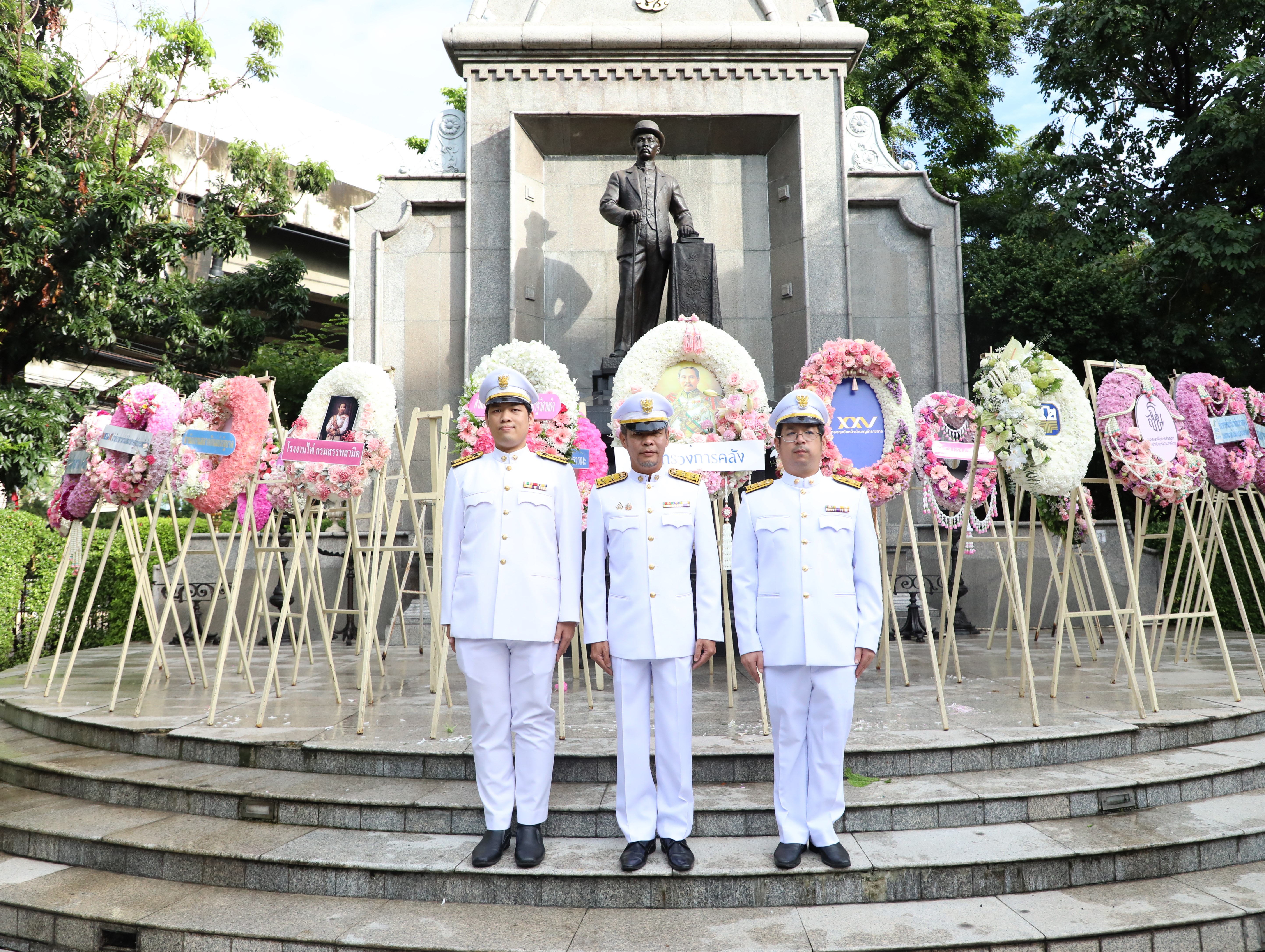 สคร. ร่วมพิธีวางพวงมาลาสักการะพระบรมราชานุสาวรีย์พระบาทสมเด็จพระจุลจอมเกล้าเจ้าอยู่หัว (รัชกาลที่ 5 ) ประจำปี 2567