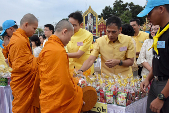 สคร. ร่วมพิธีทำบุญตักบาตรถวายพระราชกุศล