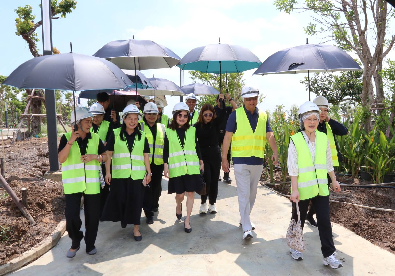 คณะอนุกรรมการประเมินผลการดำเนินงานรัฐวิสาหกิจ สาขาเกษตรและสาขาทรัพยากรธรรมชาติ และผู้บริหารสำนักงานคณะกรรมการนโยบายรัฐวิสาหกิจ เยี่ยมชมโครงการก่อสร้างสวนสัตว์แห่งใหม่ คลองหก จังหวัดปทุมธานี