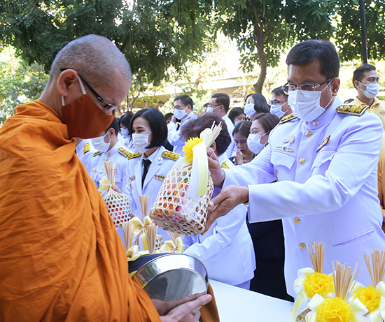 สคร. ร่วมพิธีทำบุญตักบาตรและวางพานพุ่มถวายเครื่องสักการะเนื่องในโอกาสวันคล้ายวันพระบรมราชสมภพ พระบาทสมเด็จพระบรมชนกาธิเบศร มหาภูมิพลอดุลยเดชมหาราช บรมนาถบพิตร