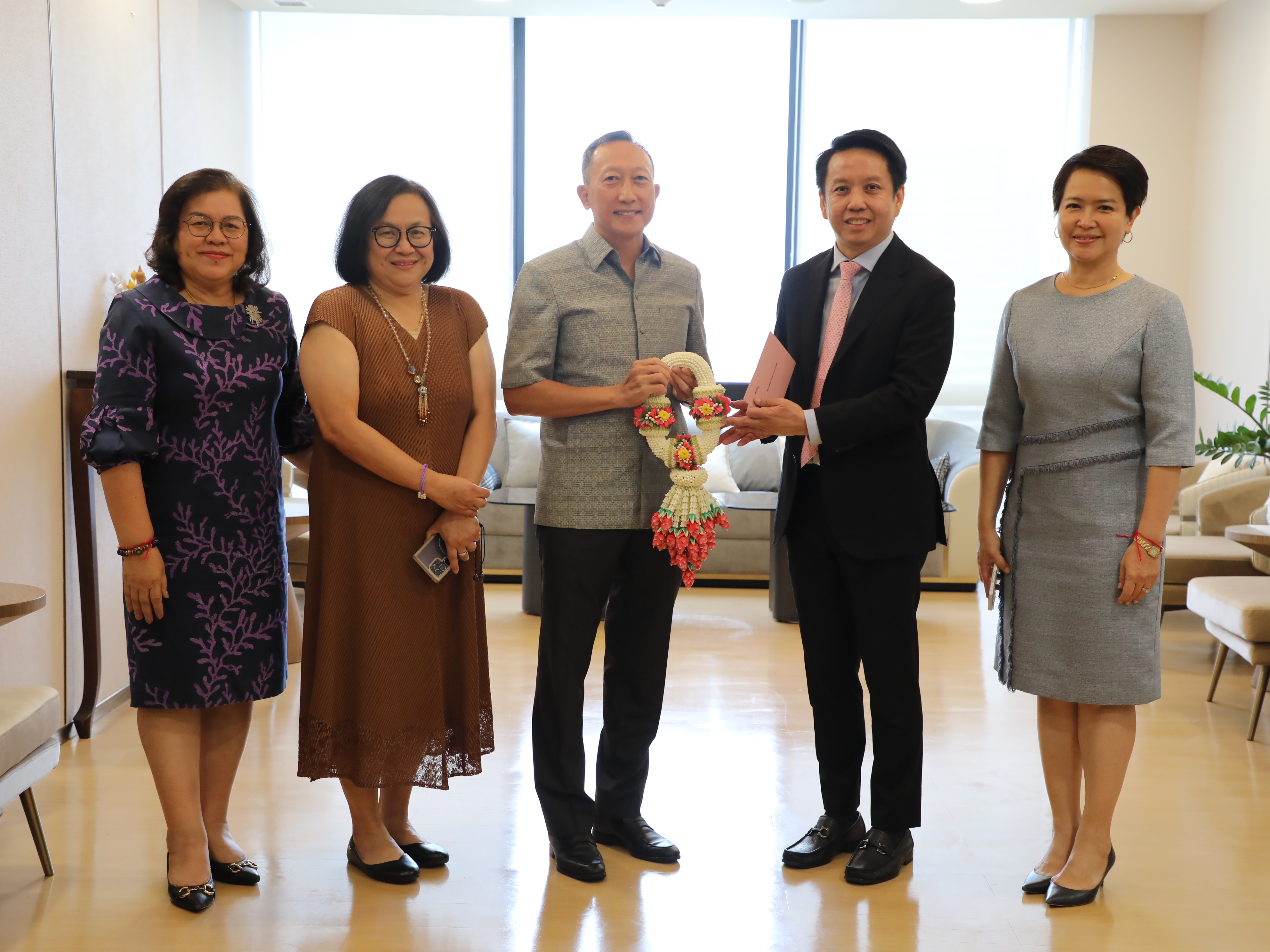 สำนักงานคณะกรรมการนโยบายรัฐวิสาหกิจ ร่วมพิธีสักการะสิ่งศักดิ์สิทธิ์ประจำกระทรวงการคลัง และร่วมแสดงความยินดีกับ นายวรภัค ธันยาวงษ์ เนื่องในโอกาสเข้ารับตำแหน่งรัฐมนตรีช่วยว่าการกระทรวงการคลัง