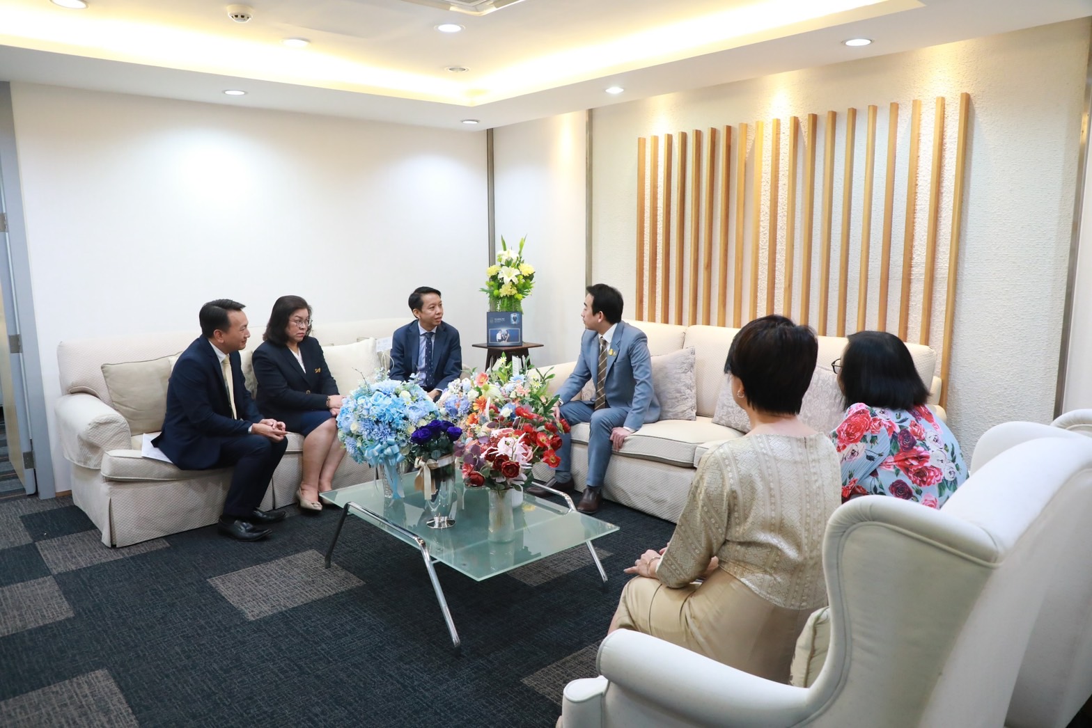       สำนักงานคณะกรรมการนโยบายรัฐวิสาหกิจ (สคร.) เข้าร่วมแสดงความยินดีกับ นายเผ่าภูมิ โรจนสกุล เนื่องในโอกาสได้รับพระมหากรุณาธิคุณโปรดเกล้าฯ ให้ดำรงตำแหน่งรัฐมนตรีช่วยว่าการกระทรวงการคลัง 