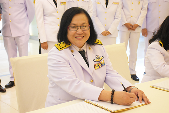 สคร.ร่วมพิธีทำบุญตักบาตรพระสงฆ์ ถวายสัตย์ปฏิญาณเพื่อเป็นข้าราชการที่ดีและพิธีลงนามถวายพระพร เนื่องในวันเฉลิมพระชนมพรรษาพระบาทสมเด็จพระวชิรเกล้าเจ้าอยู่หัว