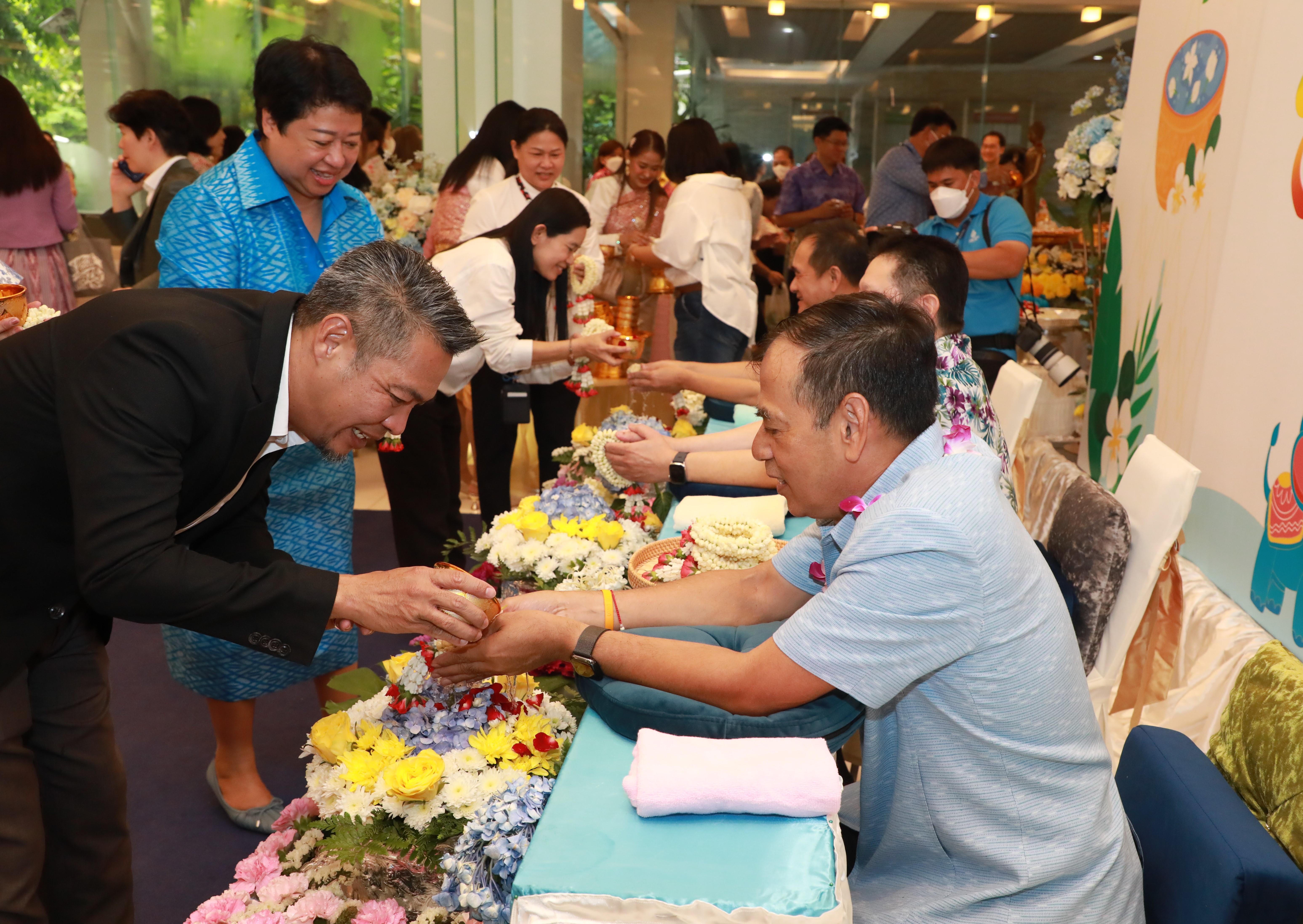 สคร. ได้เข้าร่วมพิธีทำบุญตักบาตร พิธีสรงน้ำพระ พิธีรดน้ำขอพรผู้บริหารระดับสูงกระทรวงการคลัง เนื่องในวันสงกรานต์ พุทธศักราช 2567
