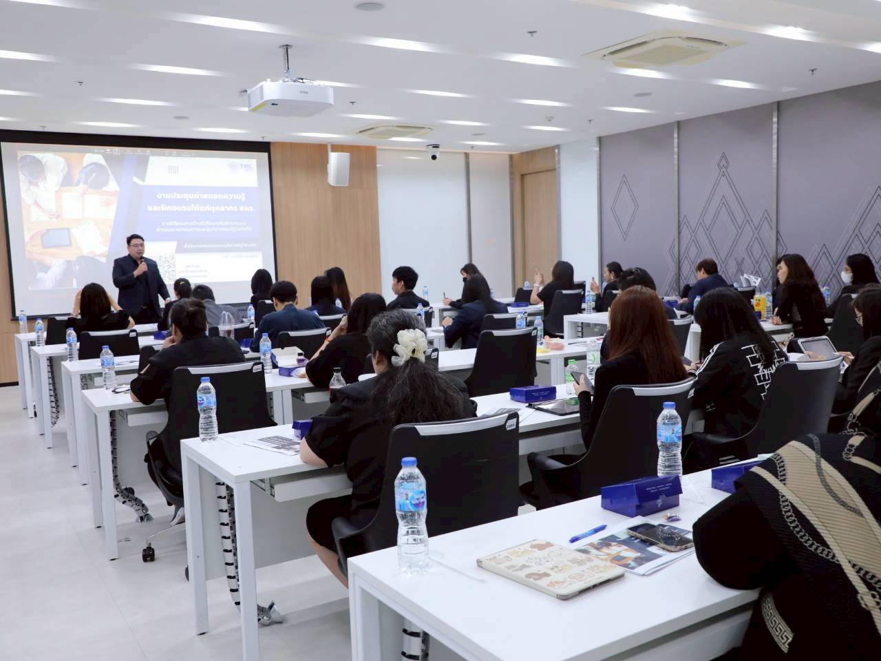 สำนักงานคณะกรรมการนโยบายรัฐวิสาหกิจจัดการประชุมและฝึกอบรมเพื่อสร้างความรู้ความเข้าใจเกี่ยวกับระบบค่าตอบแทนกรรมการและผู้บริหารรัฐวิสาหกิจ