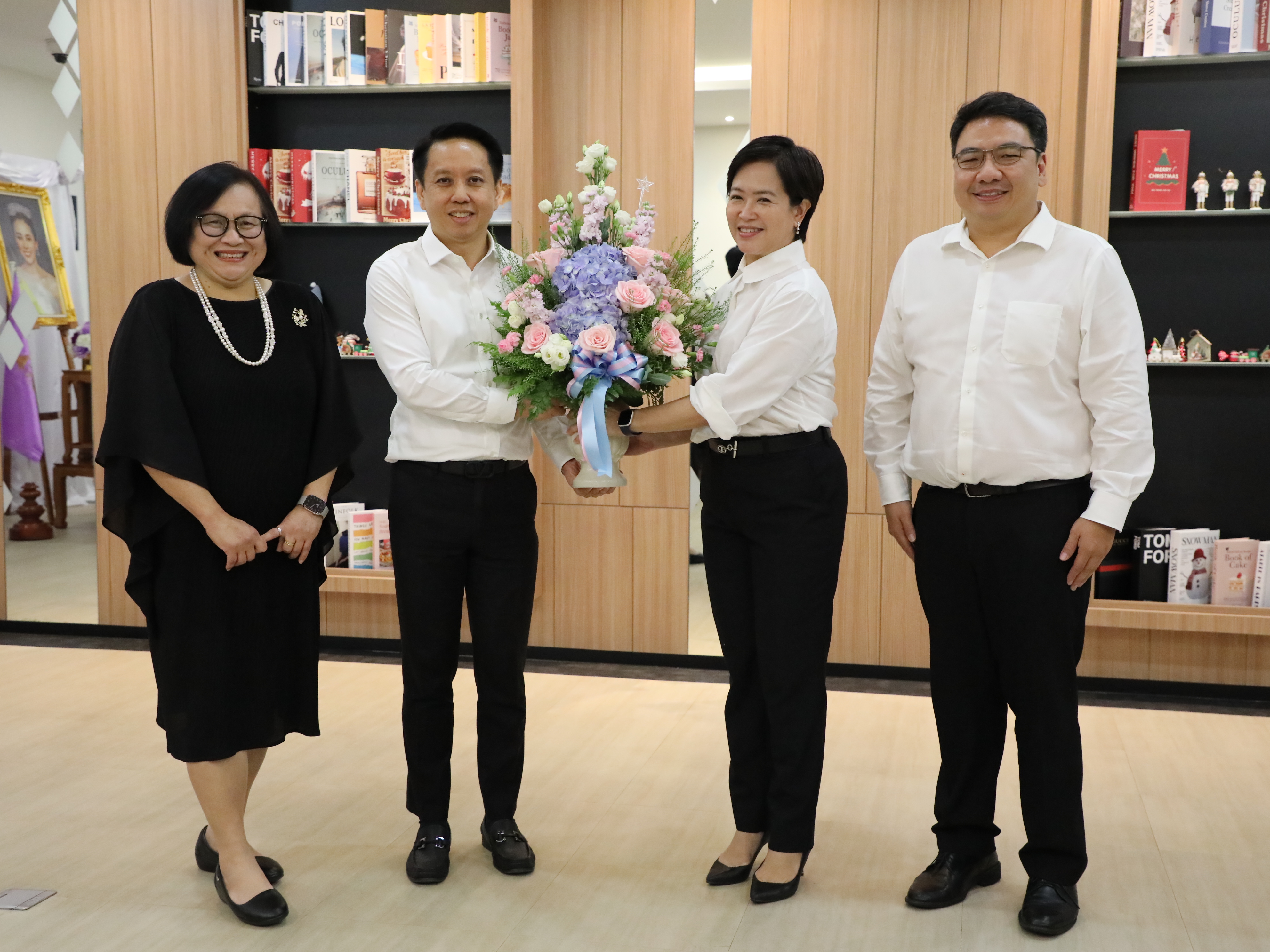 สำนักงานคณะกรรมการนโยบายรัฐวิสาหกิจ ร่วมแสดงความยินดีเนื่องในโอกาสนางวชิรญา เพิ่มภูศรี ได้รับการแต่งตั้งให้ดำรงตำแหน่ง ที่ปรึกษาด้านการประเมินผลรัฐวิสาหกิจ