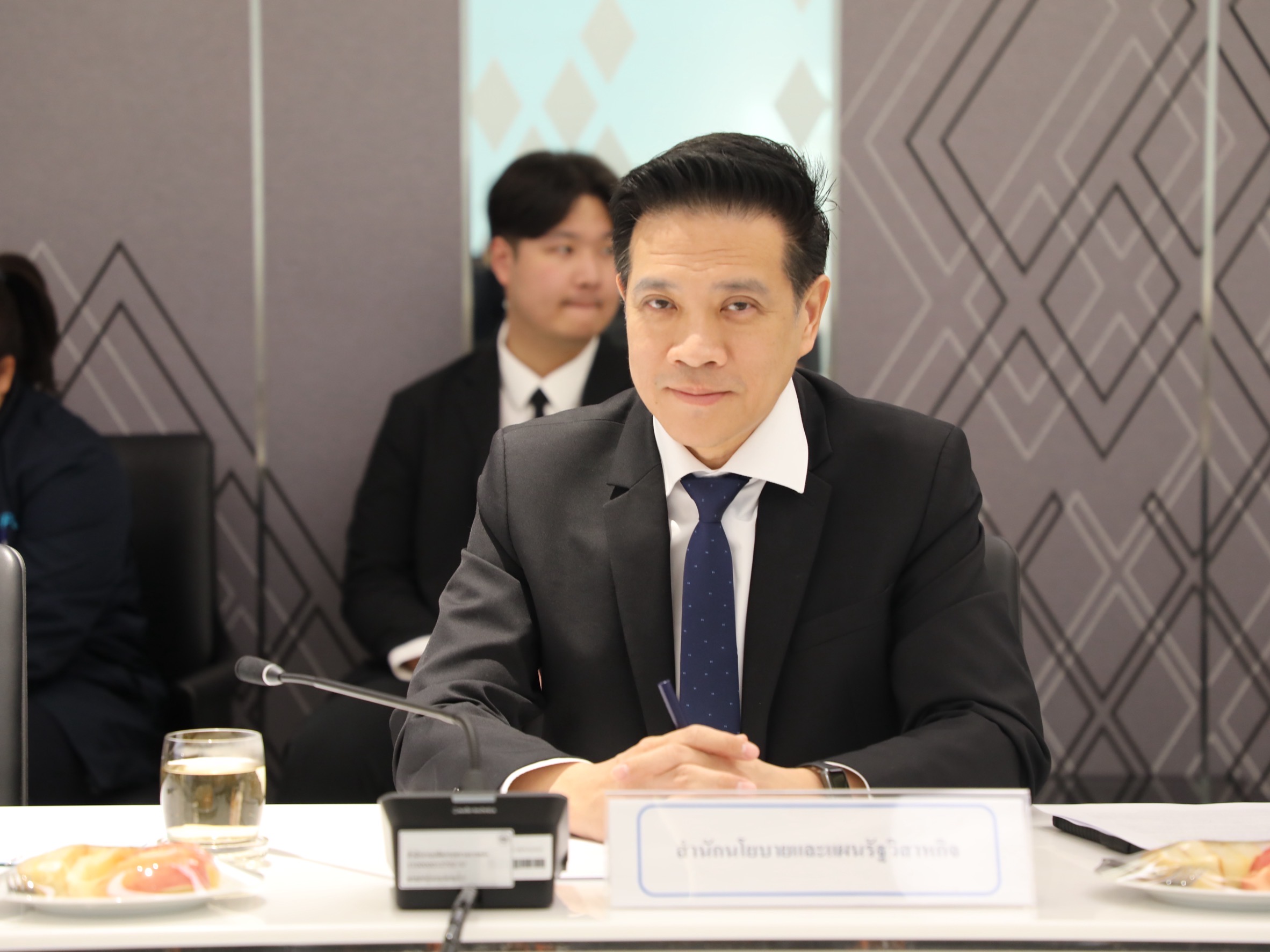 สำนักงาน กขค. เข้าพบ สคร. เพื่อหารือเกี่ยวกับการสำรวจการปฏิบัติตามกฎหมายการแข่งขันทางการค้าและการกำหนดนโยบายและแนวปฏิบัติที่เป็นธรรมของรัฐวิสาหกิจ เมื่อวันที่ 6 มกราคม 2569 ณ ห้องประชุม 15-2 ชั้น 15 สคร.