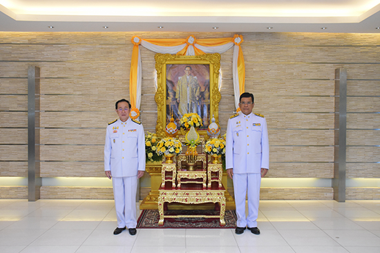 สคร. ร่วมพิธีทำบุญตักบาตรและวางพานพุ่มถวายเครื่องสักการะเนื่องในโอกาสวันคล้ายวันพระบรมราชสมภพ พระบาทสมเด็จพระบรมชนกาธิเบศร มหาภูมิพลอดุลยเดชมหาราช บรมนาถบพิตร