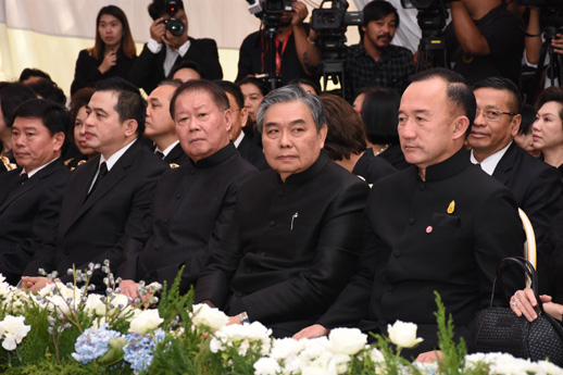 นายอภิศักดิ์ ตันติวรวงศ์ รัฐมนตรีว่าการกระทรวงการคลัง