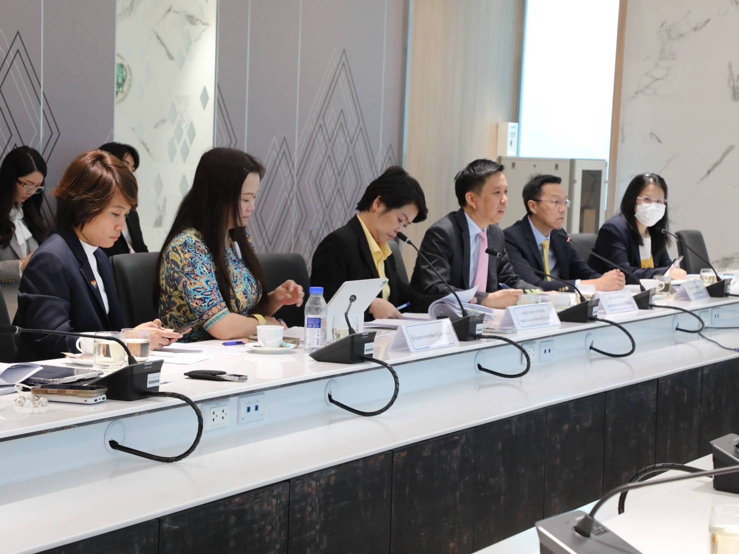 นายธิบดี วัฒนกุล ผู้อำนวยการสำนักงานคณะกรรมการนโยบายรัฐวิสาหกิจ ประชุมหารือกับ เลขานุการรัฐมนตรีว่าการกระทรวงคมนาคมและอธิบดีกรมการขนส่งทางราง เกี่ยวกับร่างพระราชบัญญัติการขนส่งทางราง พ.ศ. ....