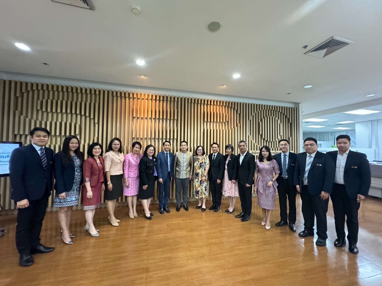 นายเผ่าภูมิ โรจนสกุล รัฐมนตรีช่วยว่าการกระทรวงการคลัง เข้าตรวจเยี่ยมพร้อมมอบนโยบายการปฏิบัติงานให้กับ สคร.