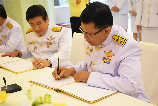 สคร.ร่วมพิธีทำบุญตักบาตรพระสงฆ์ ถวายสัตย์ปฏิญาณเพื่อเป็นข้าราชการที่ดีและพิธีลงนามถวายพระพร เนื่องในวันเฉลิมพระชนมพรรษาพระบาทสมเด็จพระวชิรเกล้าเจ้าอยู่หัว