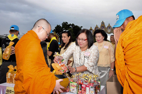 สคร. ร่วมพิธีทำบุญตักบาตรถวายพระราชกุศล