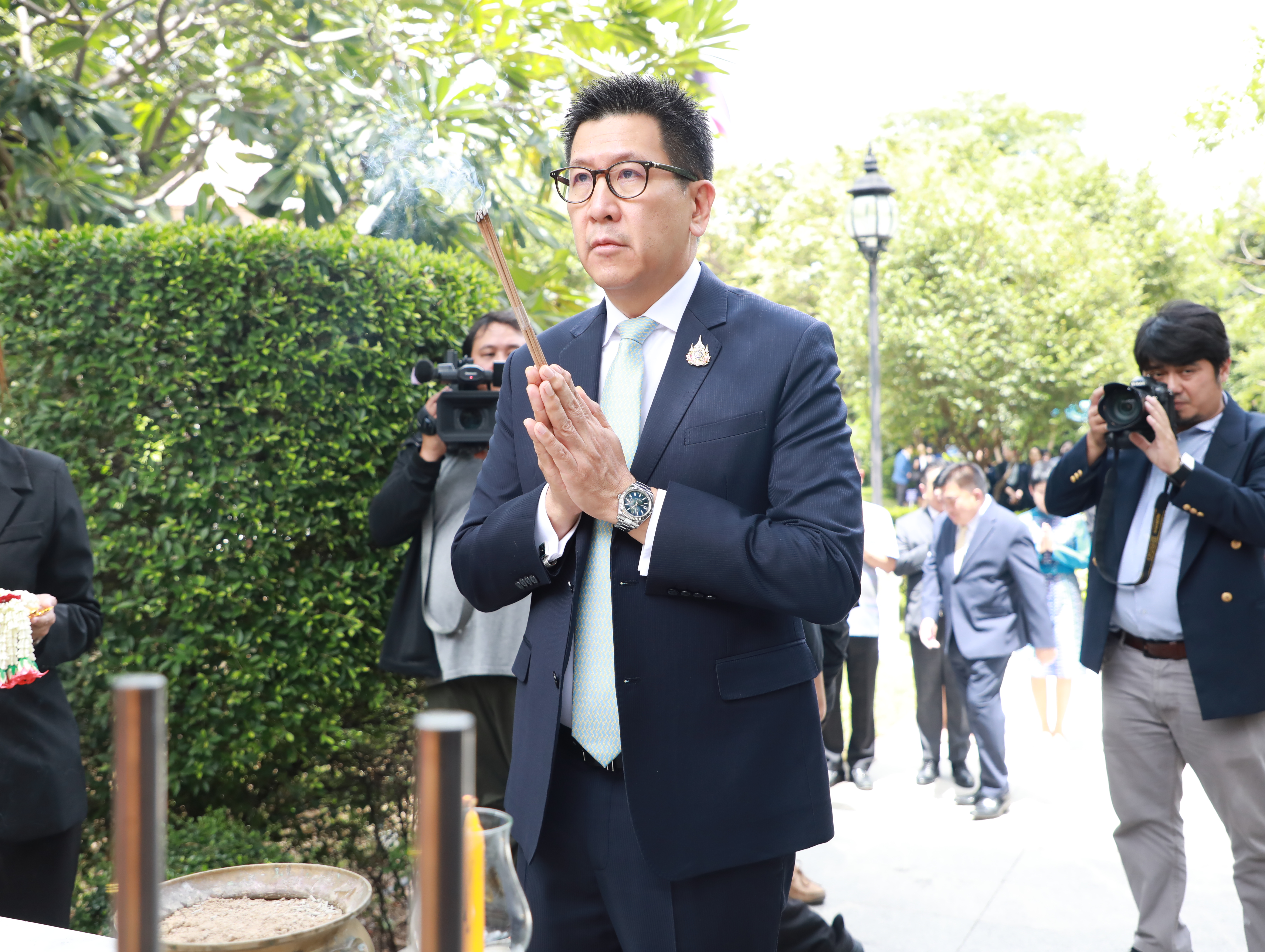 สำนักงานคณะกรรมการนโยบายรัฐวิสาหกิจ ร่วมพิธีสักการะสิ่งศักดิ์สิทธิ์ประจำกระทรวงการคลัง และร่วมแสดงความยินดีกับ ดร. เอกนิติ นิติทัณฑ์ประภาศ เนื่องในโอกาสเข้ารับตำแหน่งรองนายกรัฐมนตรีและรัฐมนตรีว่าการกระทรวงการคลัง