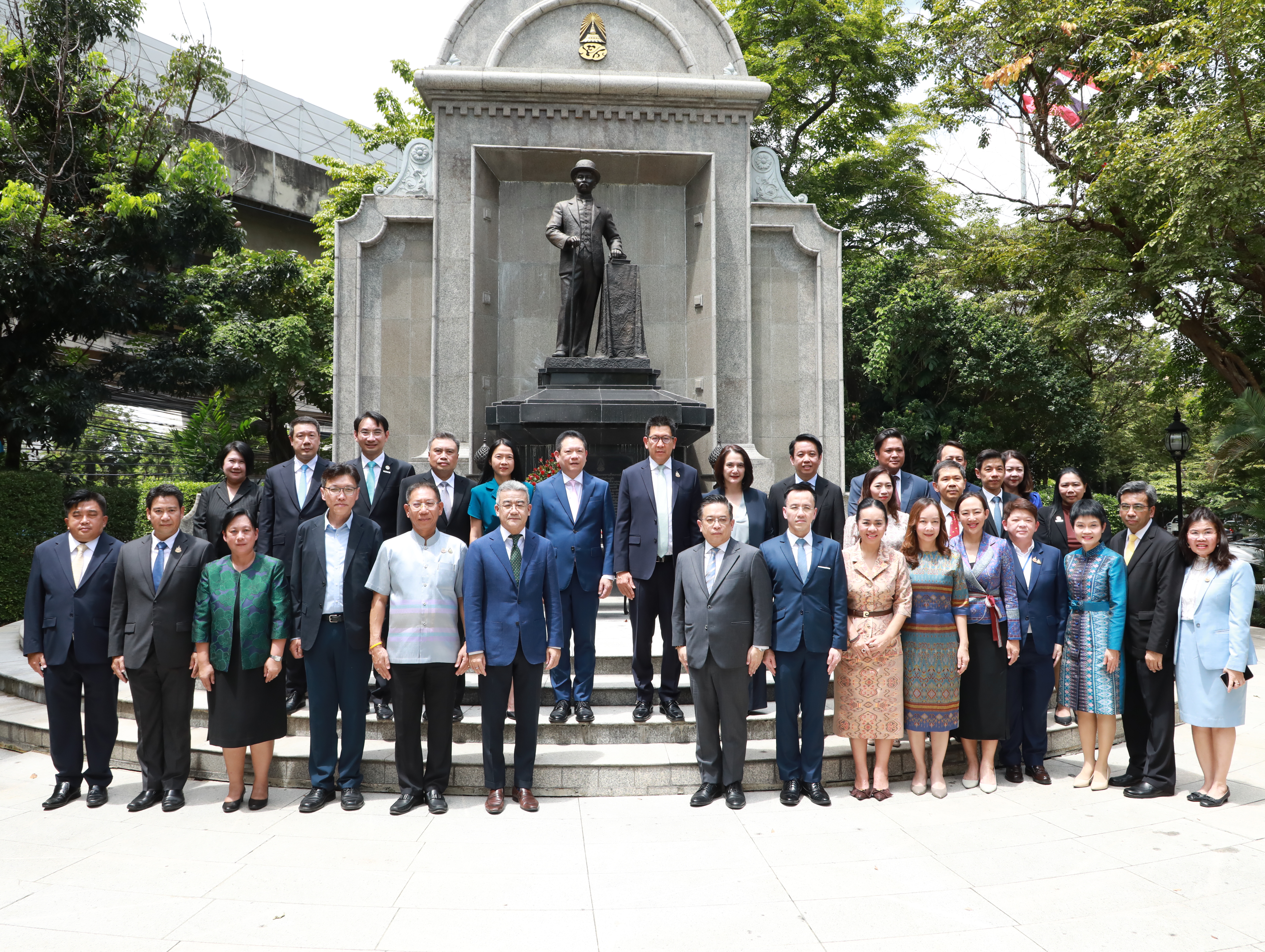 สำนักงานคณะกรรมการนโยบายรัฐวิสาหกิจ ร่วมพิธีสักการะสิ่งศักดิ์สิทธิ์ประจำกระทรวงการคลัง และร่วมแสดงความยินดีกับ ดร. เอกนิติ นิติทัณฑ์ประภาศ เนื่องในโอกาสเข้ารับตำแหน่งรองนายกรัฐมนตรีและรัฐมนตรีว่าการกระทรวงการคลัง
