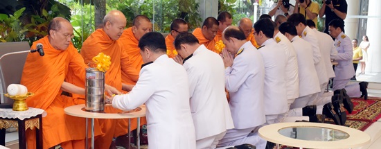 สคร.เข้าร่วมถวายภัตตาหารเช้าแด่พระสงฆ์เพื่อถวายเป็นพระราชกุศลเนื่องในวันเฉลิมพระชนมพรรษา สมเด็จพระเจ้าอยู่หัว 66 พรรษา 