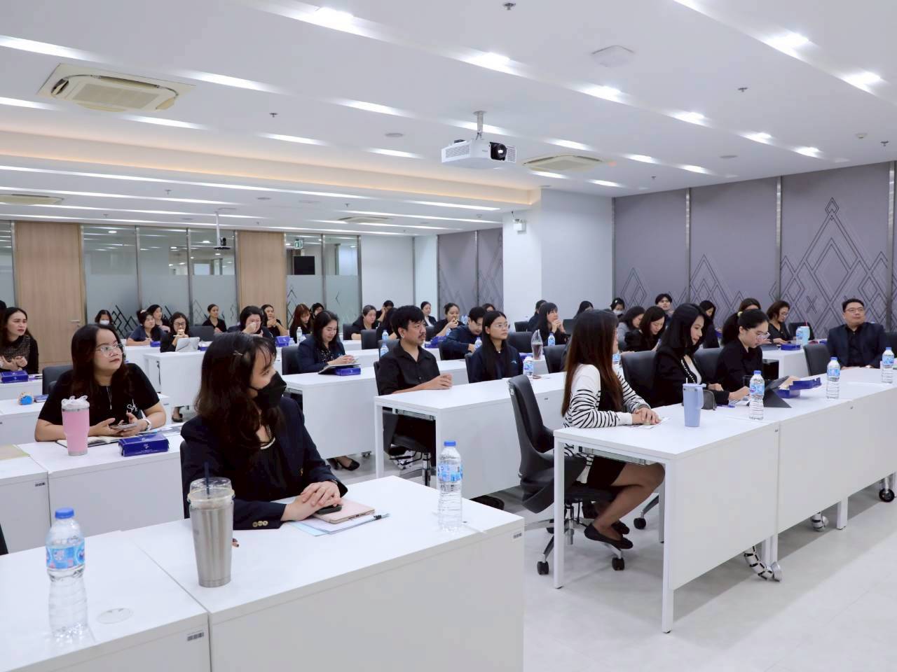 สำนักงานคณะกรรมการนโยบายรัฐวิสาหกิจจัดการประชุมและฝึกอบรมเพื่อสร้างความรู้ความเข้าใจเกี่ยวกับระบบค่าตอบแทนกรรมการและผู้บริหารรัฐวิสาหกิจ