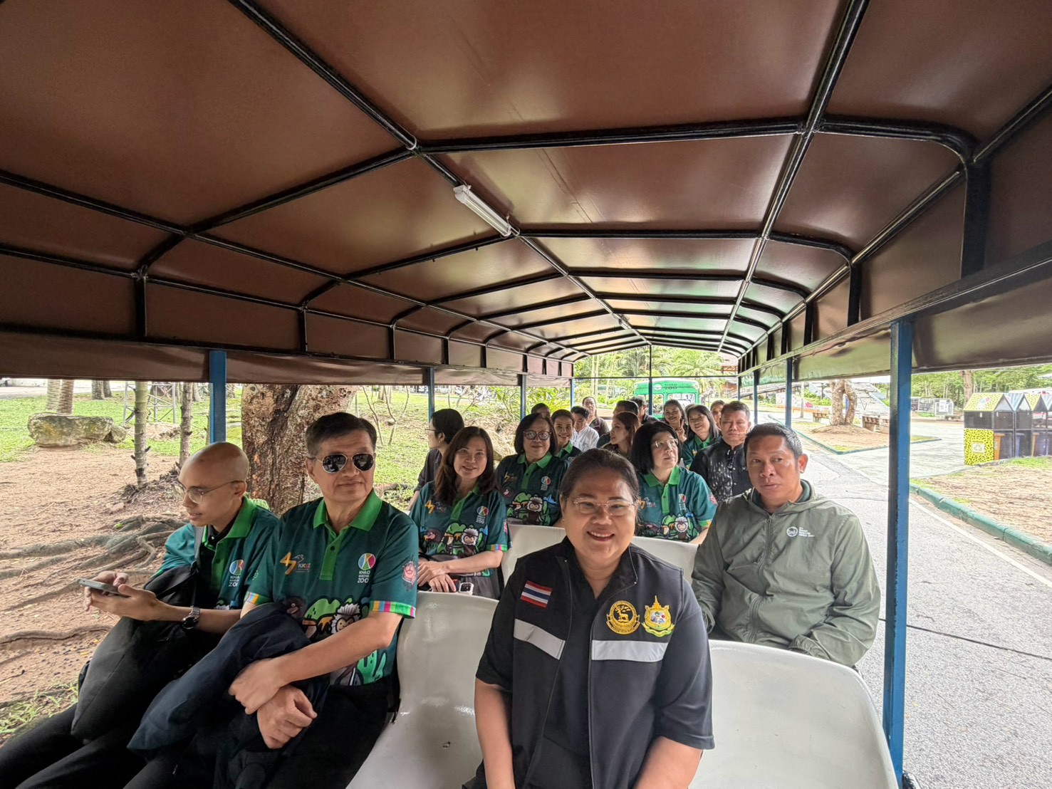 คณะอนุกรรมการประเมินผลการดำเนินงานรัฐวิสาหกิจ สาขาเกษตรและสาขาทรัพยากรธรรมชาติ และผู้บริหารสำนักงานคณะกรรมการนโยบายรัฐวิสาหกิจ เยี่ยมชมสวนสัตว์เปิดเขาเขียว จังหวัดชลบุรี